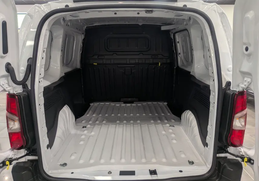 Vue arrière ouverte du Citroën Berlingo Van blanc 2025 montrant l'espace de chargement vide et les feux arrière rouges.