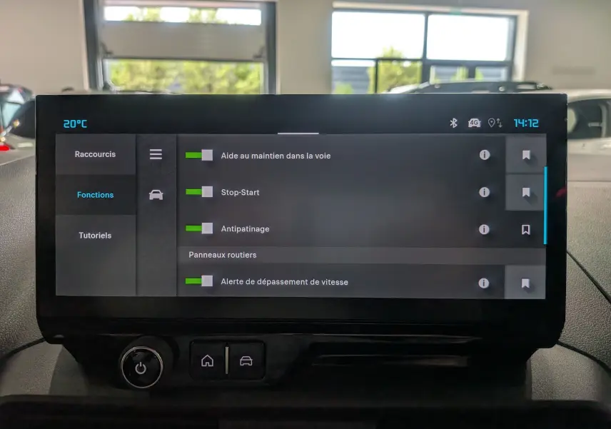 Écran tactile central du Citroën Berlingo 2025 montrant les fonctions d’aide à la conduite dans un intérieur noir.