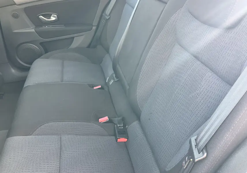 Vue rapprochée des sièges arrière en tissu noir de la Renault Laguna 1.5l dCi 2008 avec ceintures de sécurité visibles