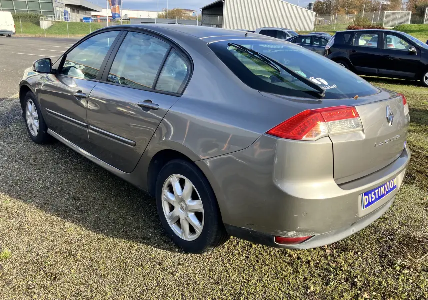 Renault Laguna gris vert vue 3/4 arrière droit, berline 5 portes avec feux arrière distinctifs et jantes alliage.