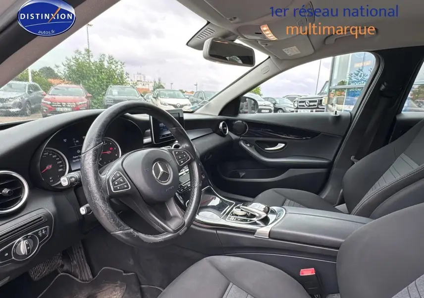 Intérieur de la Mercedes Classe C 180 d business 2017, vue côté conducteur, volant cuir et tableau de bord moderne.