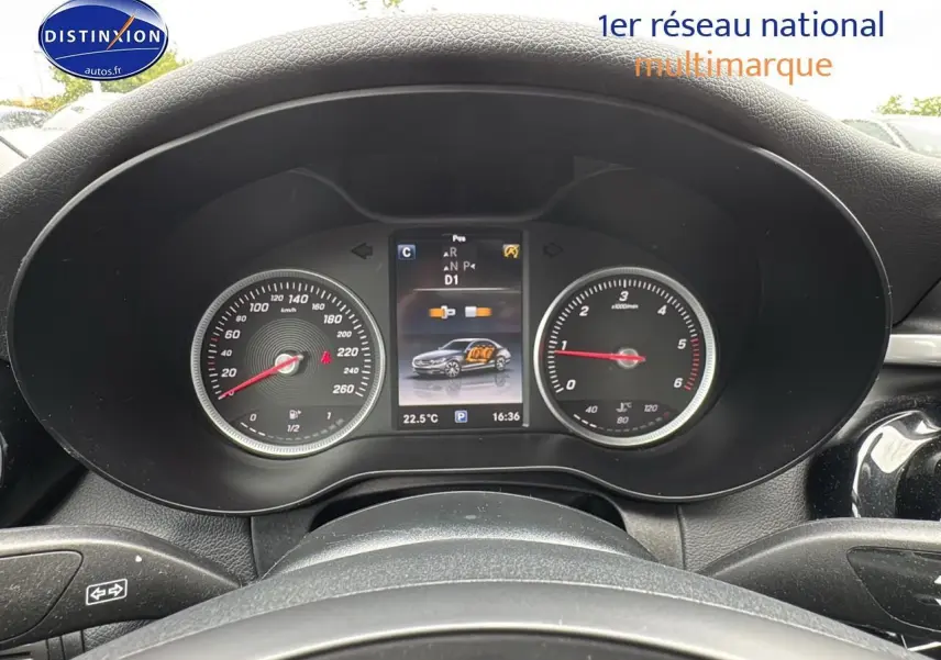 Vue du tableau de bord de la Mercedes Classe C 180 d 2017 avec compteurs ronds et écran central numérique.