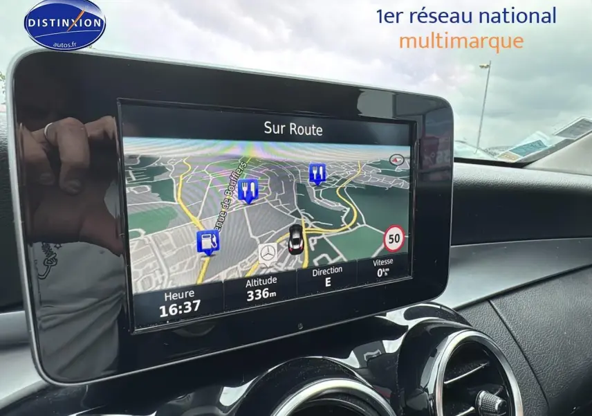 Écran de navigation intérieur d'une Mercedes Classe C 180 d business gris alu, vue du tableau de bord côté passager.