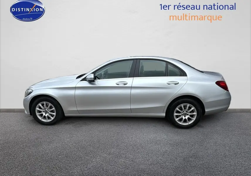 Profil côté gauche d'une Mercedes Classe C 180 d business gris alu de 2017, berline diesel avec jantes alliage.