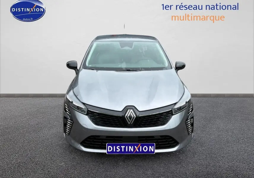 Renault Clio V gris schiste vue de face, mettant en valeur sa calandre noire et ses feux LED verticaux.