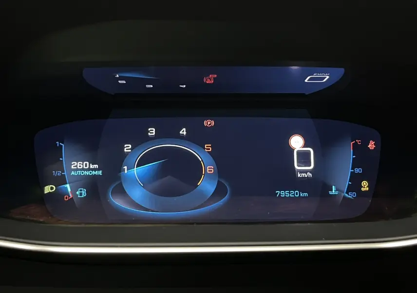 Tableau de bord numérique de Peugeot 208 1.5 BlueHDi, affichant la vitesse, autonomie et compte-tours en vue frontale.