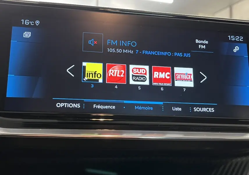 Écran tactile central du Peugeot 208 1.5 BlueHDi 2020 affichant les stations radio FM avec interface moderne et fond noir.