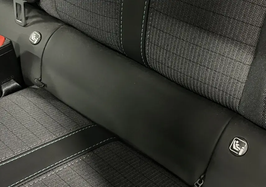 Gros plan sur la banquette arrière noire et grise de la Peugeot 208 1.5 BlueHDi, montrant les fixations ISOFIX.