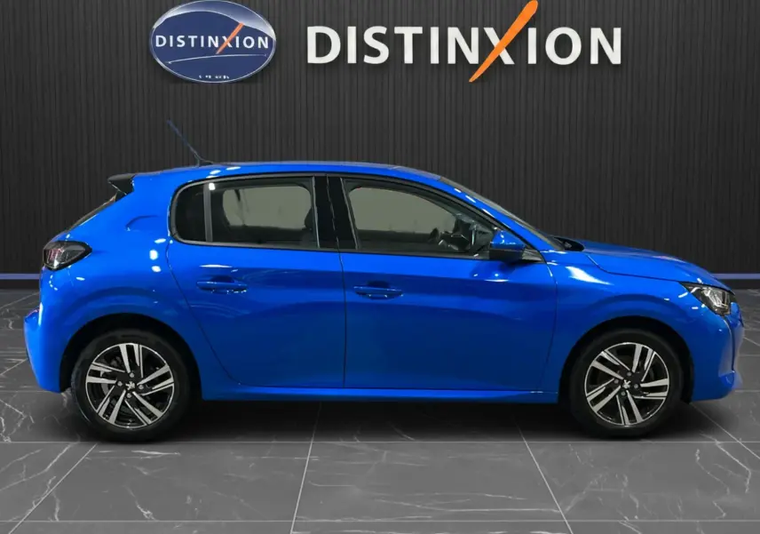 Peugeot 208 Bleu Vertigo vue de profil côté gauche, avec jantes alliage et cinq portes visibles en intérieur showroom.