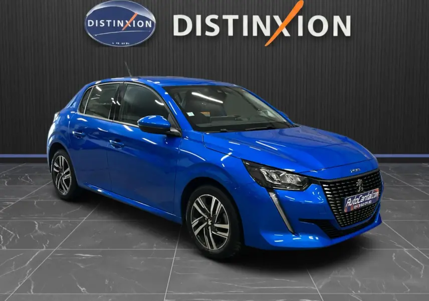 Peugeot 208 Bleu Vertigo vue 3/4 avant droit, avec calandre noire et jantes alliage bicolores.
