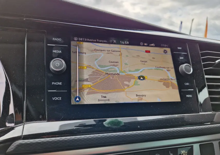 Écran tactile central du Volkswagen California 2021 affichant la navigation avec carte détaillée et commandes multimédia autour.