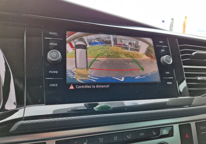 Écran central du Volkswagen California Cooper bronze 2021 montrant la caméra de recul avec alertes de distance.