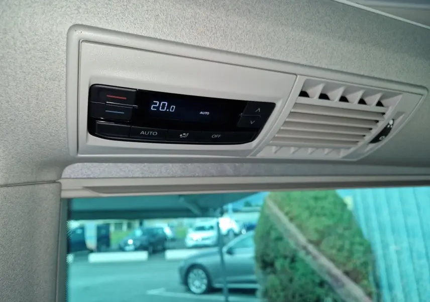 Commande de climatisation arrière avec affichage digital à 20°C dans un Volkswagen California Cooper bronze 2021