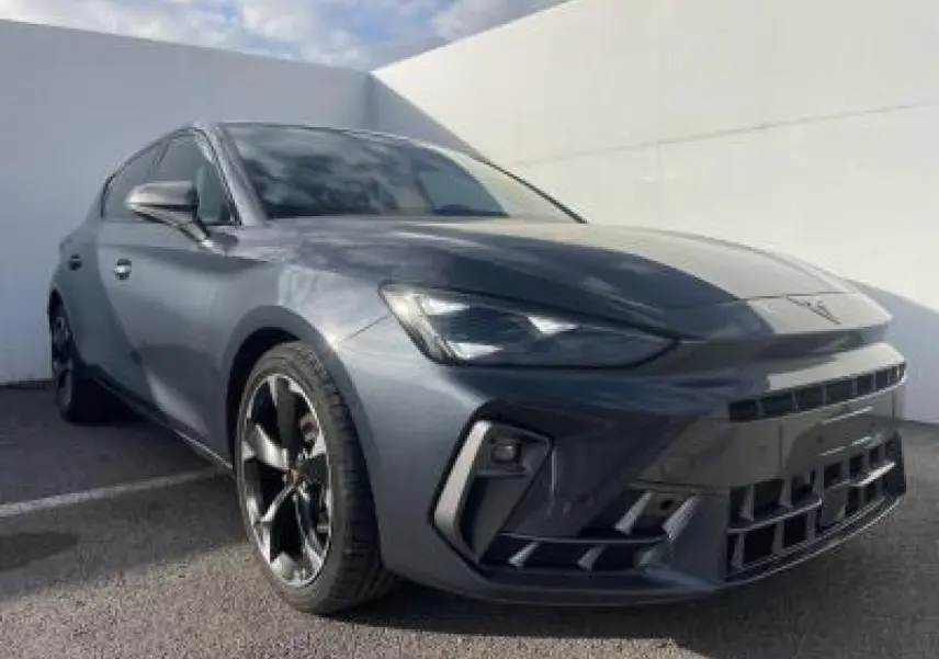 Vue 3/4 avant gauche d'une CUPRA Leon 2025 gris magnetic metal avec jantes alliage noires et phares Full LED Tri-LED.