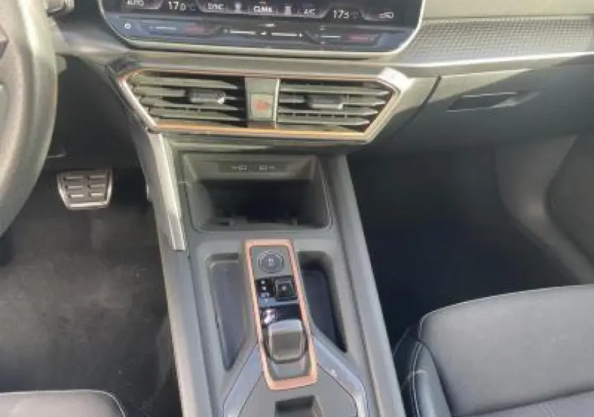 Vue rapprochée de la console centrale et du levier de vitesse de la CUPRA Leon 2025 en gris Magnetic Metal.