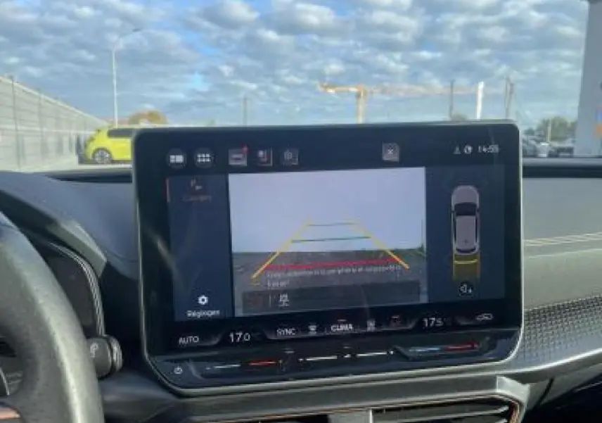 Écran tactile HD 12,9'' affichant la caméra de recul dans l'habitacle d'une CUPRA Leon gris Magnetic.