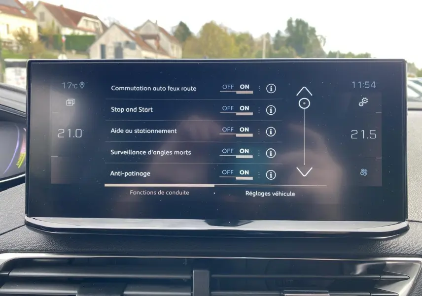 Écran tactile central du Peugeot 3008 gris foncé 2023 affichant les réglages des aides à la conduite.