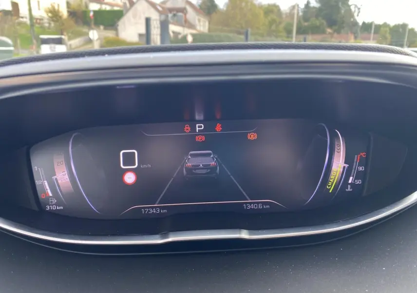 Affichage numérique du tableau de bord du Peugeot 3008 Hybrid 2023 montrant la vitesse à 0 km/h et l'autonomie restante.