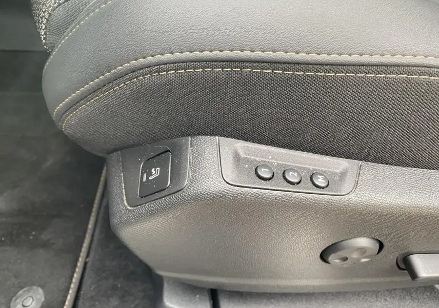 Détail des commandes de réglage mémoire et massage sur le siège avant conducteur du Peugeot 3008 gris foncé.