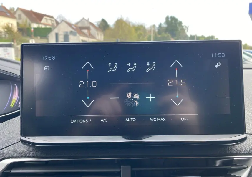 Écran tactile du tableau de bord du Peugeot 3008 gris foncé, affichant la climatisation bi-zone à 21°C et 21,5°C.