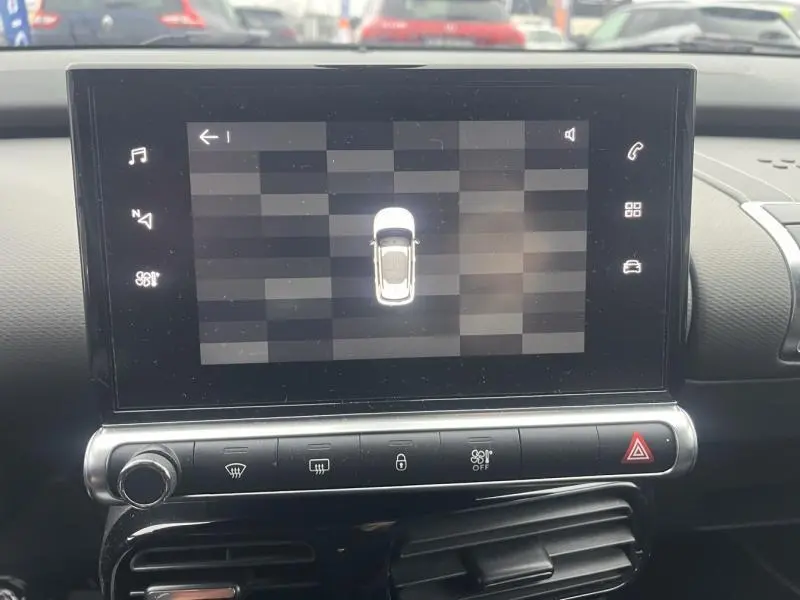 Écran tactile central affichant l'aide au stationnement dans l'habitacle d'une Citroën C4 Cactus gris Platinium.