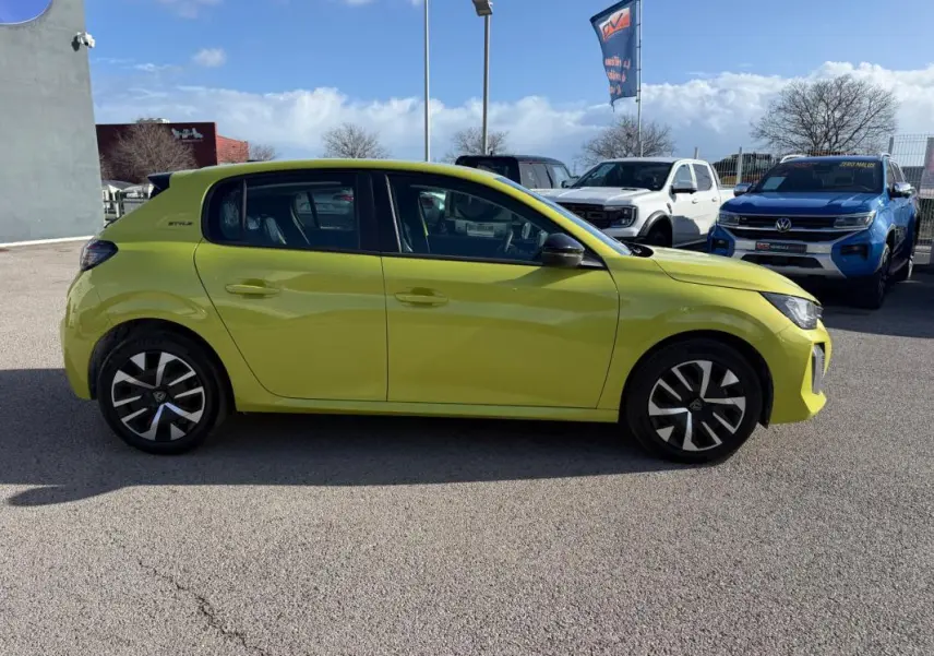 Peugeot 208 jaune vue de profil côté gauche, avec jantes 16 pouces et rétroviseurs noirs contrastants.