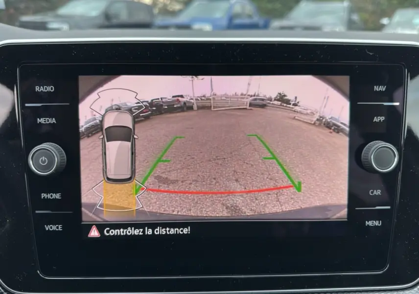 Affichage de la caméra de recul du Volkswagen T-Cross noir intense, avec guidage de trajectoire et alertes de distance.