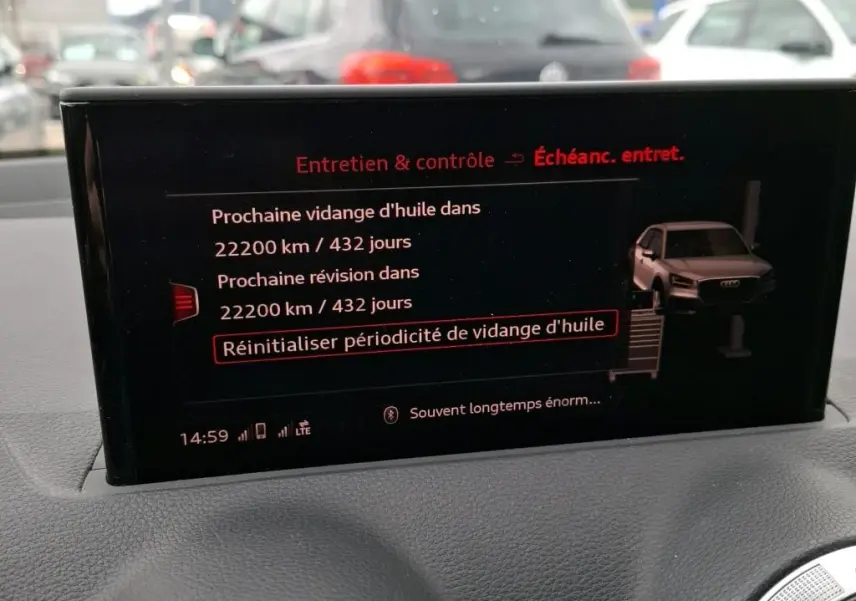 Écran multimédia intérieur affichant l'entretien avec illustration d'un Audi Q2 gris vue de face en 3/4 droit.