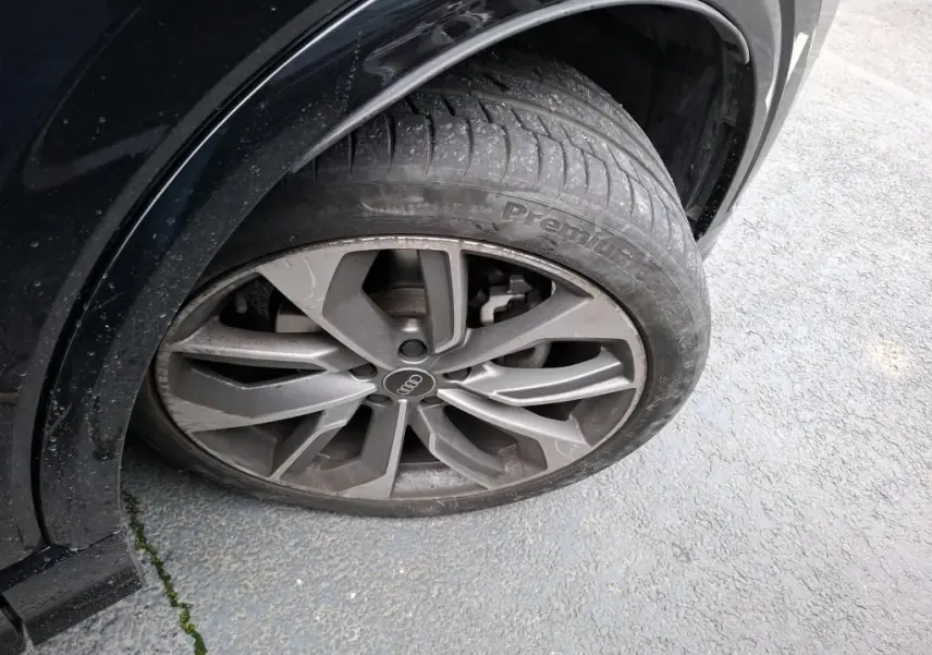 Gros plan sur la roue avant droite noire d’un Audi Q2 1.5 TFSI 2023 avec jante alu à 5 doubles branches.