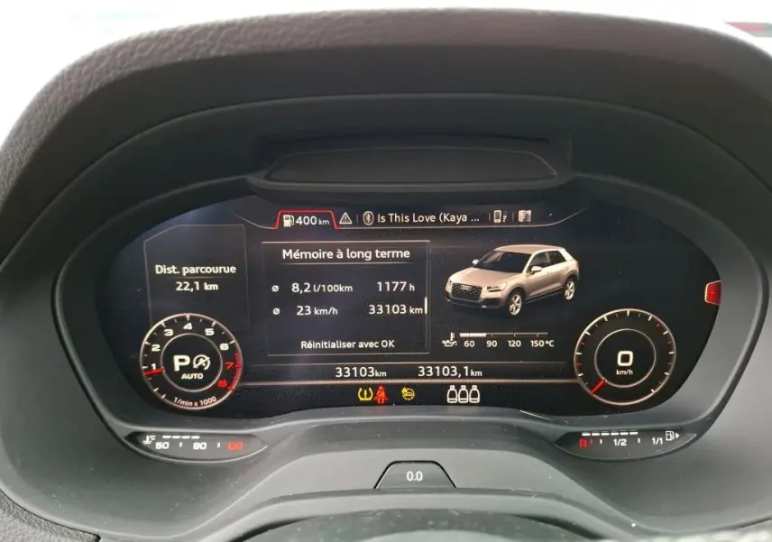 Tableau de bord numérique de l'Audi Q2 2023 affichant une vue 3D grise du véhicule et les données de conduite.