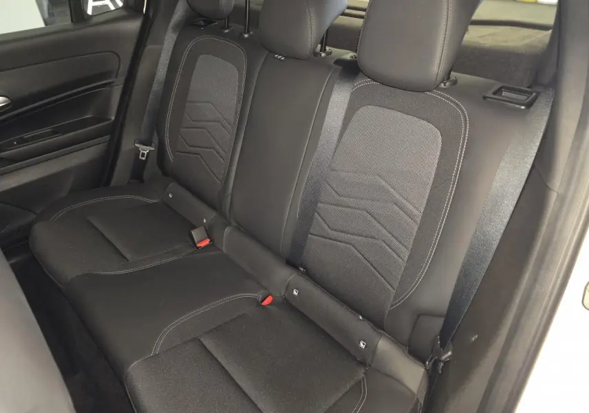 Vue intérieure de la banquette arrière noire du Jeep Avenger 2025, avec ceintures et appuie-têtes visibles.