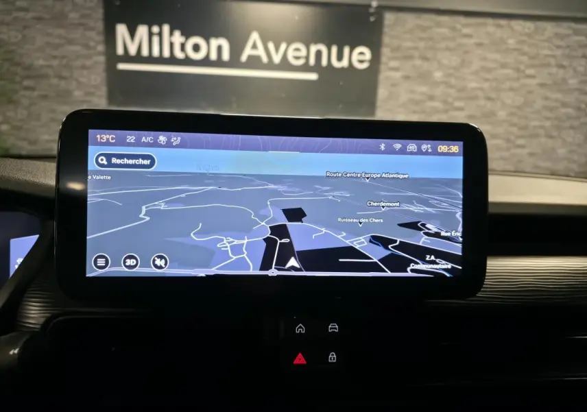 Écran tactile du système de navigation GPS du Jeep Avenger 2025 affichant une carte en mode nuit.