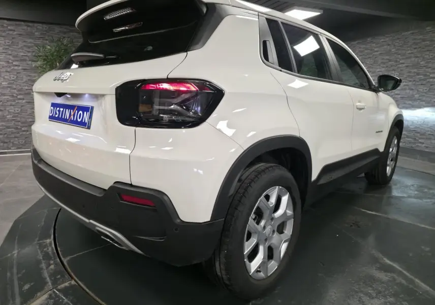 Vue 3/4 arrière droite du Jeep Avenger blanc avec feux arrière LED et jantes alliage 17 pouces.