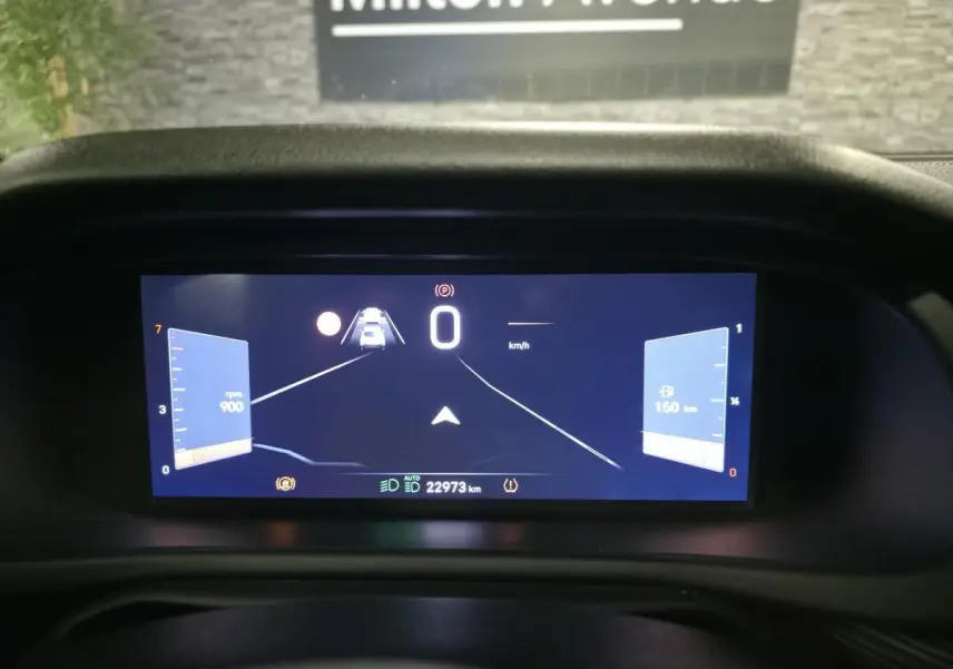 Affichage numérique du combiné d'instrumentation du Jeep Avenger 2025, vue frontale du tableau de bord.