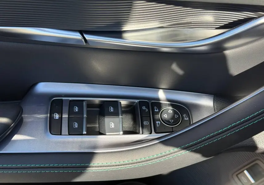 Détail des commandes des vitres et rétroviseurs sur la porte côté gauche du BYD SEAL U 1.5 DM-i 218ch Boost.