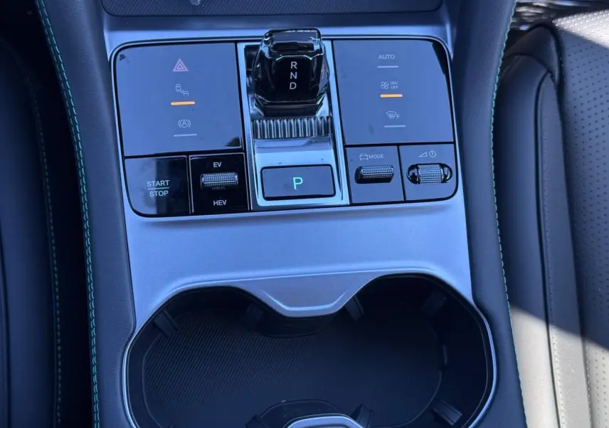 Vue rapprochée de la console centrale grise et noire du BYD SEAL U 1.5 DM-i avec levier de vitesses et commandes tactiles.