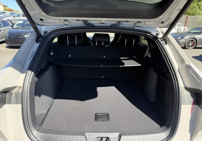 Coffre ouvert vu de l'arrière d'un BYD SEAL U 1.5 DM-i 218ch Boost Boundless Cloud métallisé, avec banquette arrière noire.