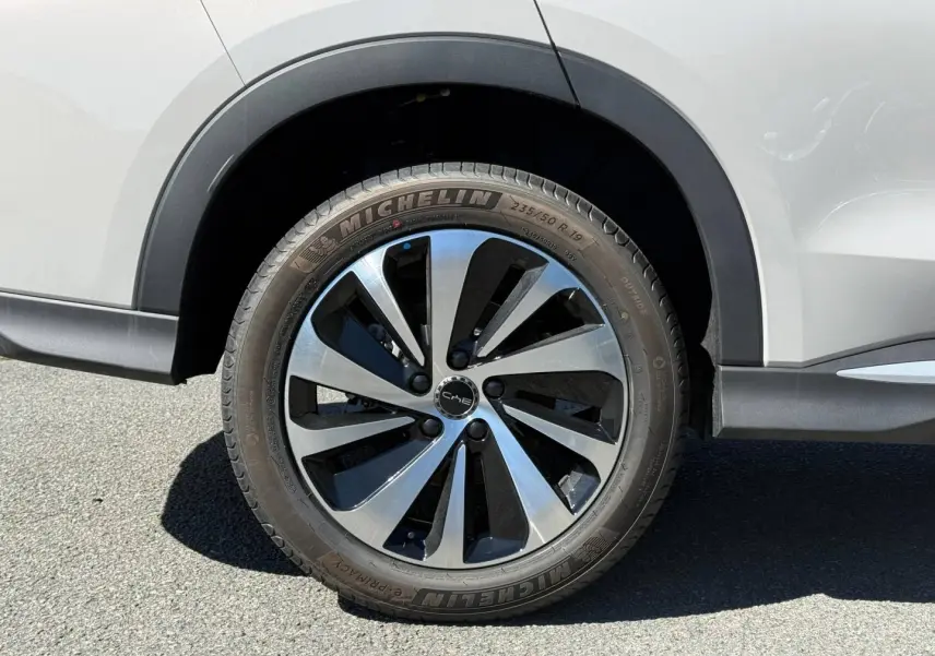 Gros plan sur la roue avant droite du BYD SEAL U 1.5 DM-i 218ch Boost en Boundless Cloud métallisé, jante alu bicolore.