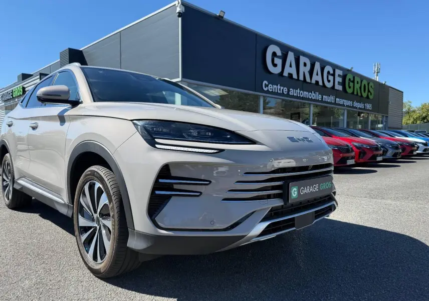 Vue 3/4 avant d'un BYD SEAL U 1.5 DM-i 218ch Boost en Boundless Cloud métallisé, avec calandre et phares LED distinctifs.