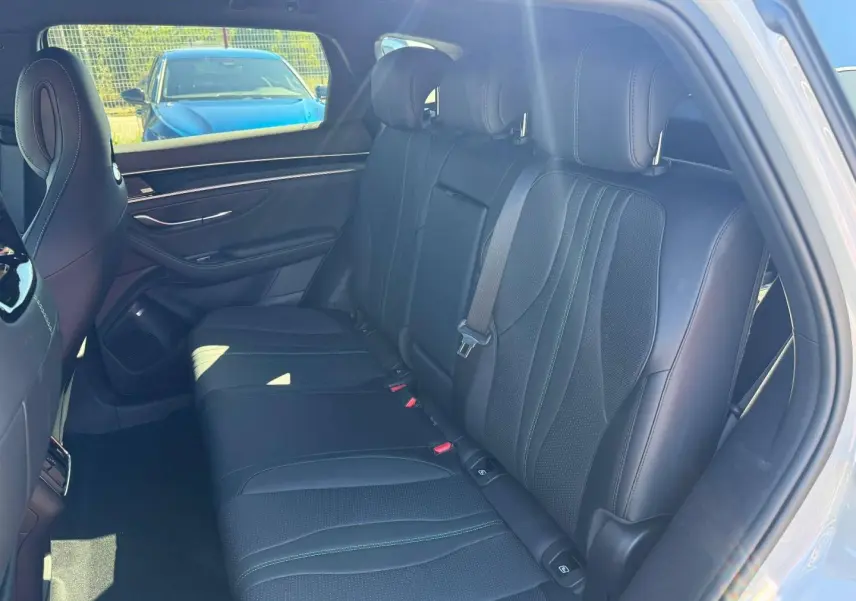 Vue intérieure côté droit sur la banquette arrière en cuir noir du BYD SEAL U 1.5 DM-i 218ch Boost 2026 Boundless Cloud métallisé.
