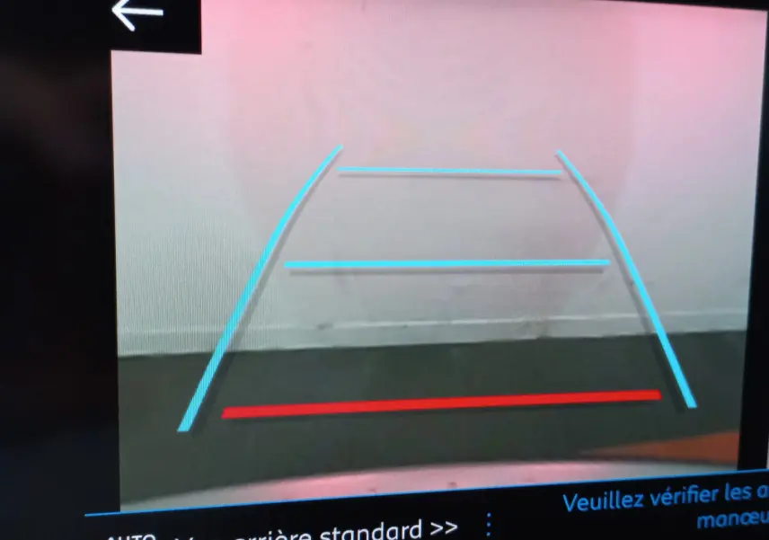 Vue caméra de recul arrière du Peugeot 5008 gris foncé avec lignes de guidage bleues et rouge sur écran.
