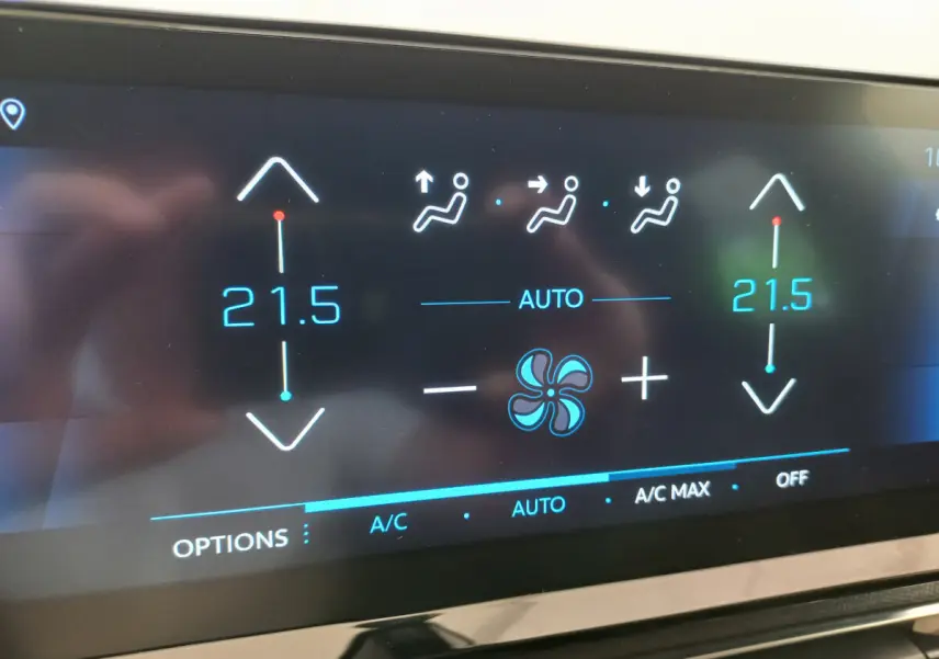 Écran tactile de climatisation double zone du Peugeot 5008 gris foncé, affichant 21,5°C en mode automatique.