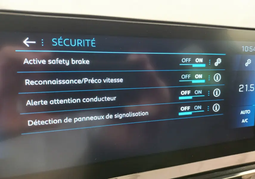 Écran tactile intérieur affichant les options de sécurité du Peugeot 5008 gris foncé, vue rapprochée du tableau de bord