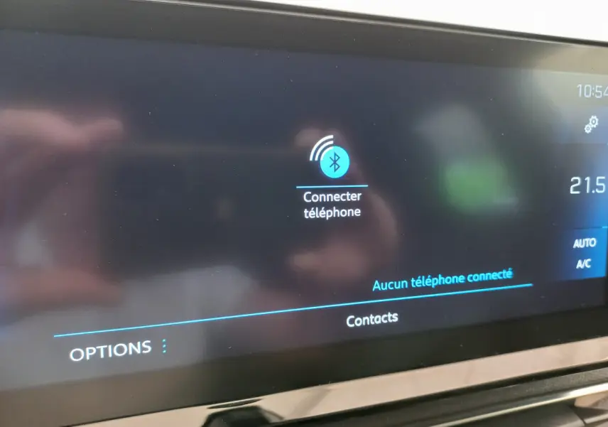 Écran tactile central du tableau de bord du Peugeot 5008 gris foncé affichant la connexion Bluetooth au téléphone.