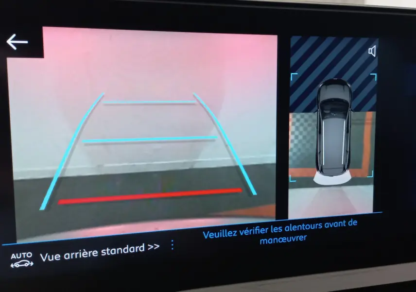 Affichage caméra de recul et vue 3D du Peugeot 5008 gris foncé en stationnement, avec guidage dynamique.