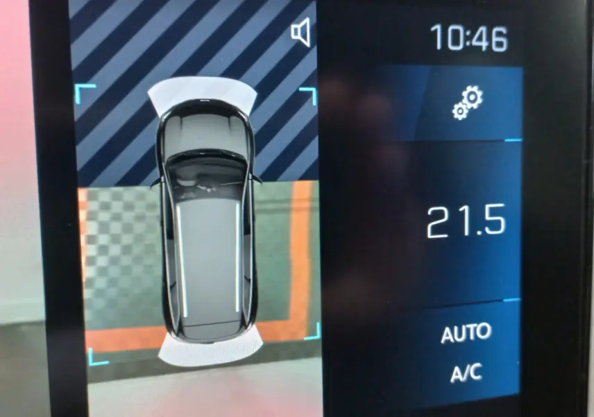 Affichage tactile montrant vue de dessus du Peugeot 5008 gris foncé avec assistance au stationnement arrière active