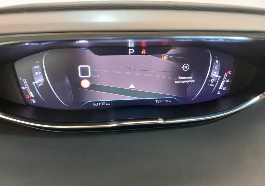 Affichage numérique du tableau de bord du Peugeot 5008 PureTech 130, montrant la vitesse à 0 km/h et la navigation.