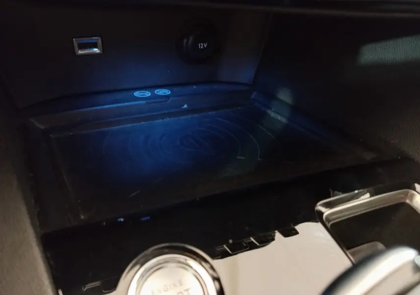 Gros plan sur la console centrale noire du Peugeot 5008 2021 avec bouton démarrage et port USB visible