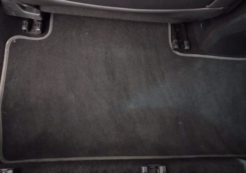 Tapis de sol noir côté passager arrière du Peugeot 5008 gris foncé, version PureTech 130 Allure Pack 2021.