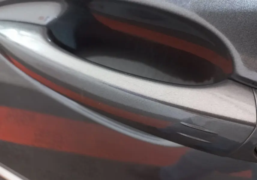 Poignée de porte gris foncé du Peugeot 5008 PureTech 130 S&S EAT8 Allure Pack en gros plan, côté droit.